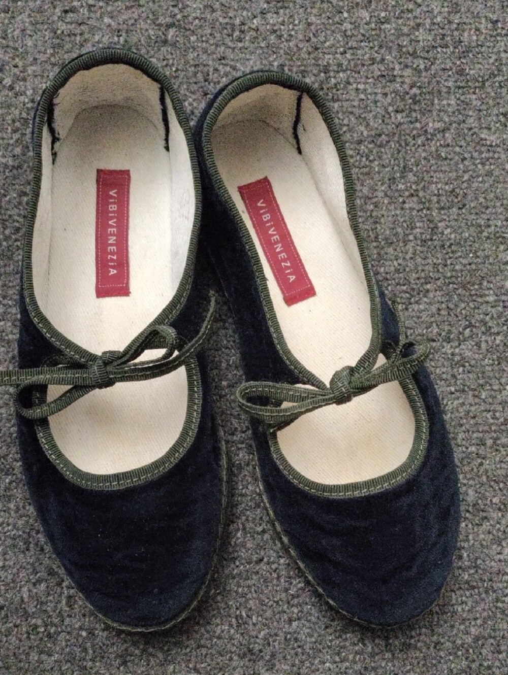 Venezia Women's Velvet Bow Ballet Flats in Black